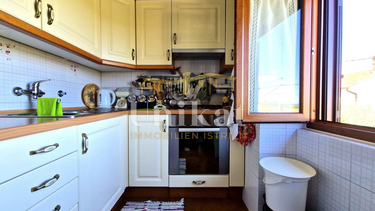 Samostojna hiša z stanovanjem, kletjo in garažo ter pogledom na morje, Buje